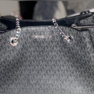 BRAND NEW MK purse!  no smoking. Never once been used & insides perfect!!!